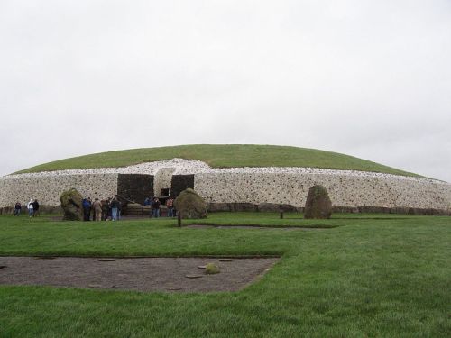 Newgrange Burial Mound.  Image Wiki Commons.